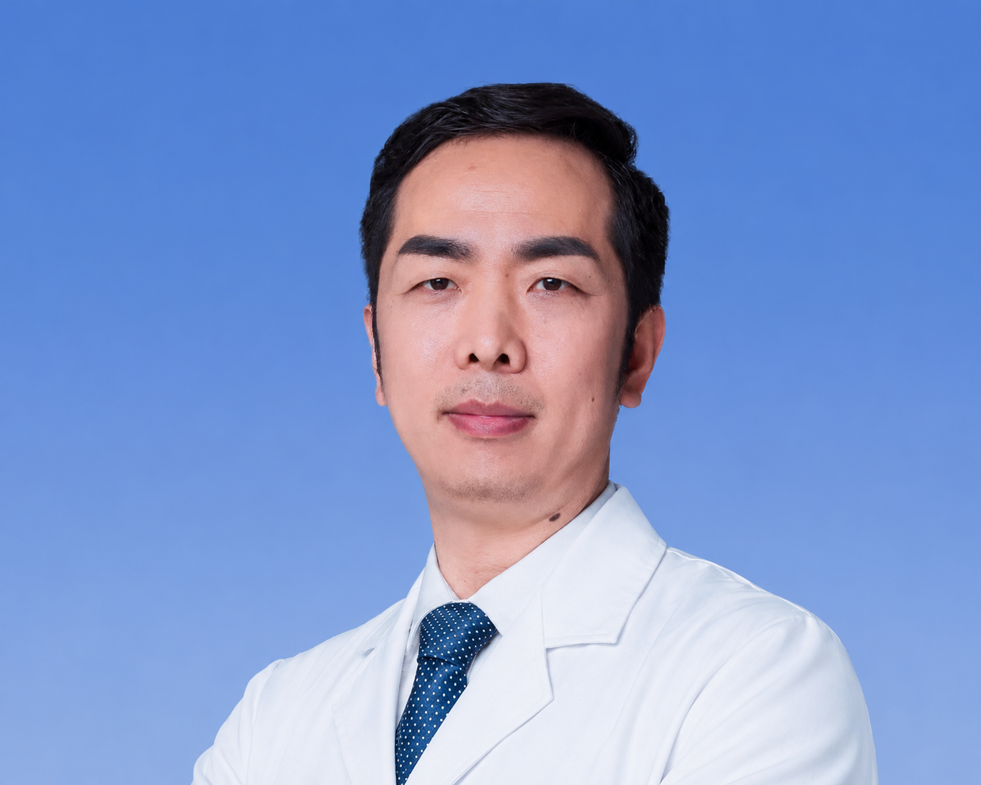 Dott. Wang Xiaoliang - Profilo - Specialista cinese in chirurgia epatobiliare, esperto in tecniche mininvasive di conservazione della colecisti